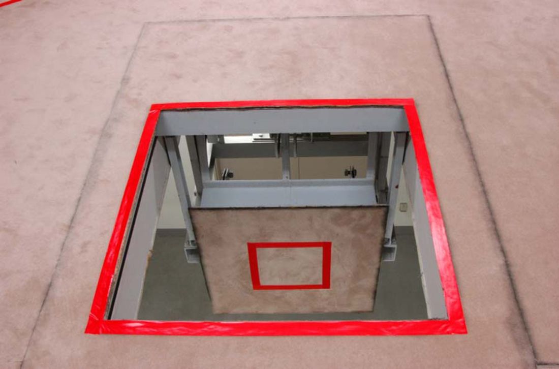 باب منصة الإعدام وهو مفتوح في غرفة تنفيذ عقوبة الإعدام في مركز احتجاز طوكيو (رويترز)