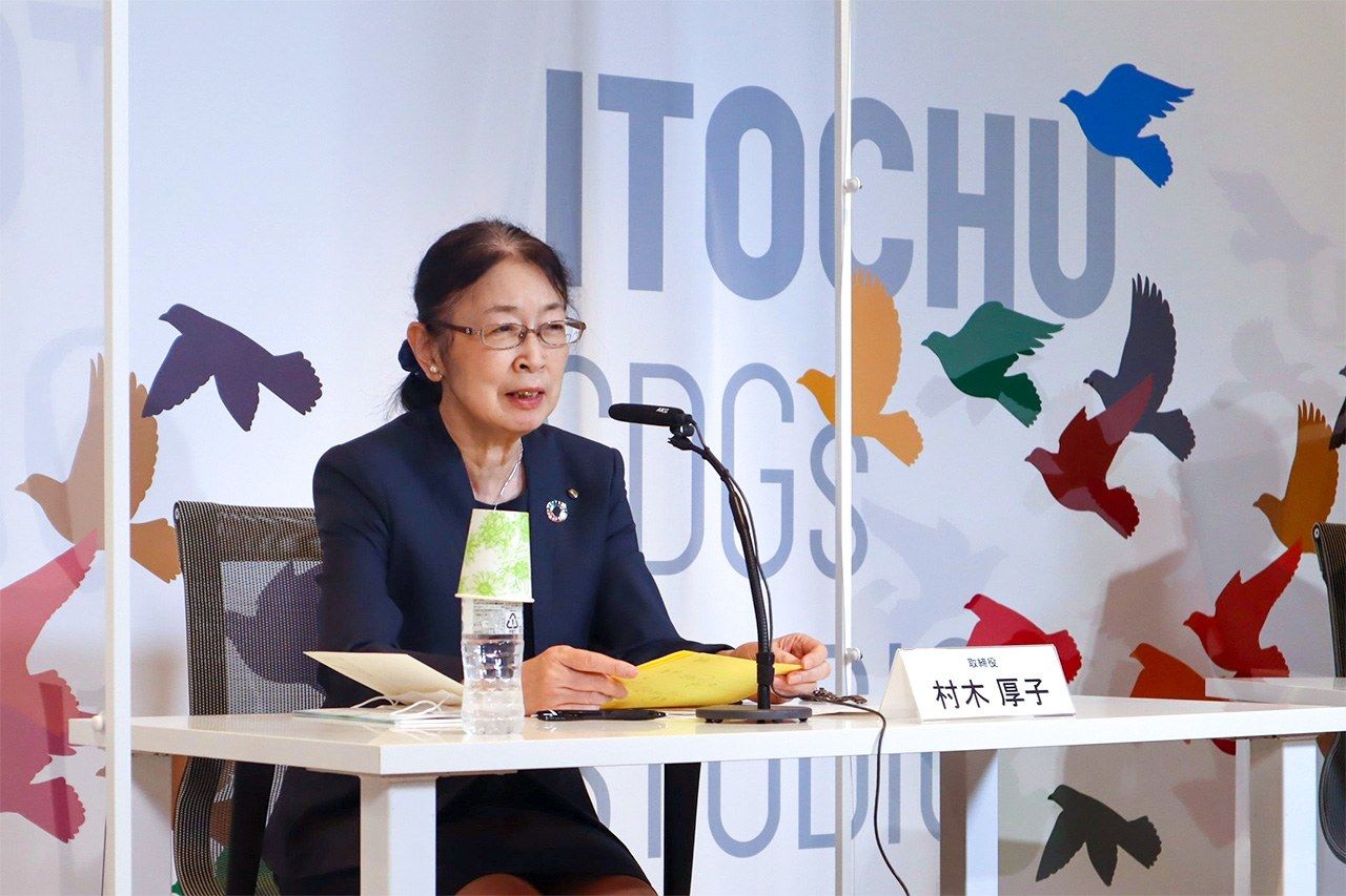 موراكي أتسوكو تتحدث في أحد المؤتمرات الصُحفية في طوكيو في الثالث من سبتمبر/ أيلول 2021، بعد اختيارها لرئاسة لجنة النهوض بالمرأة في مؤسسة إيتوتشو. (© جيجي برس)