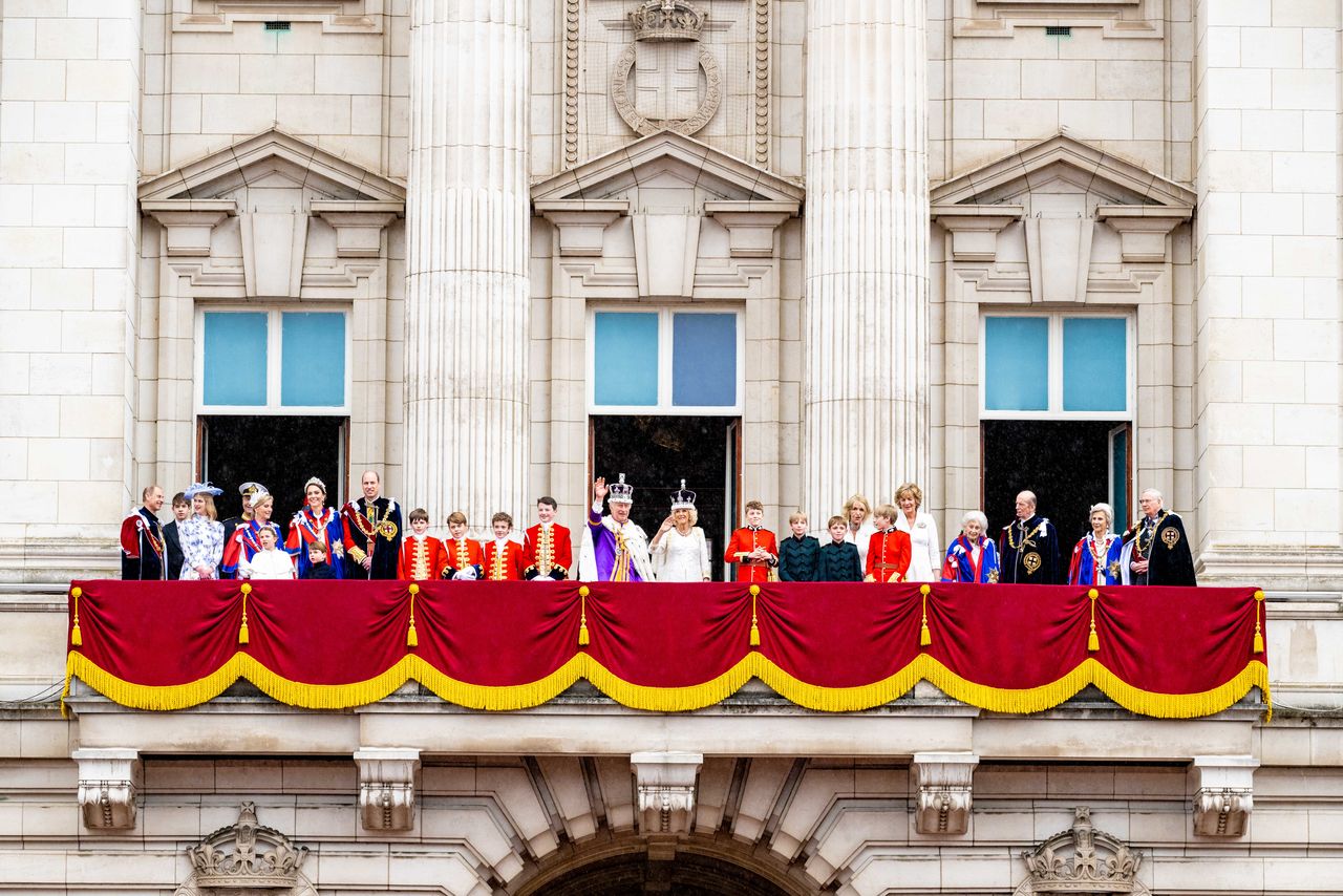 العائلة المالكة البريطانية تتجمع بعد التتويج على شرفة قصر باكنغهام في لندن، (© دوتش برس فوتو / كوفر إيماجيس، عبر رويترز كونيكت)