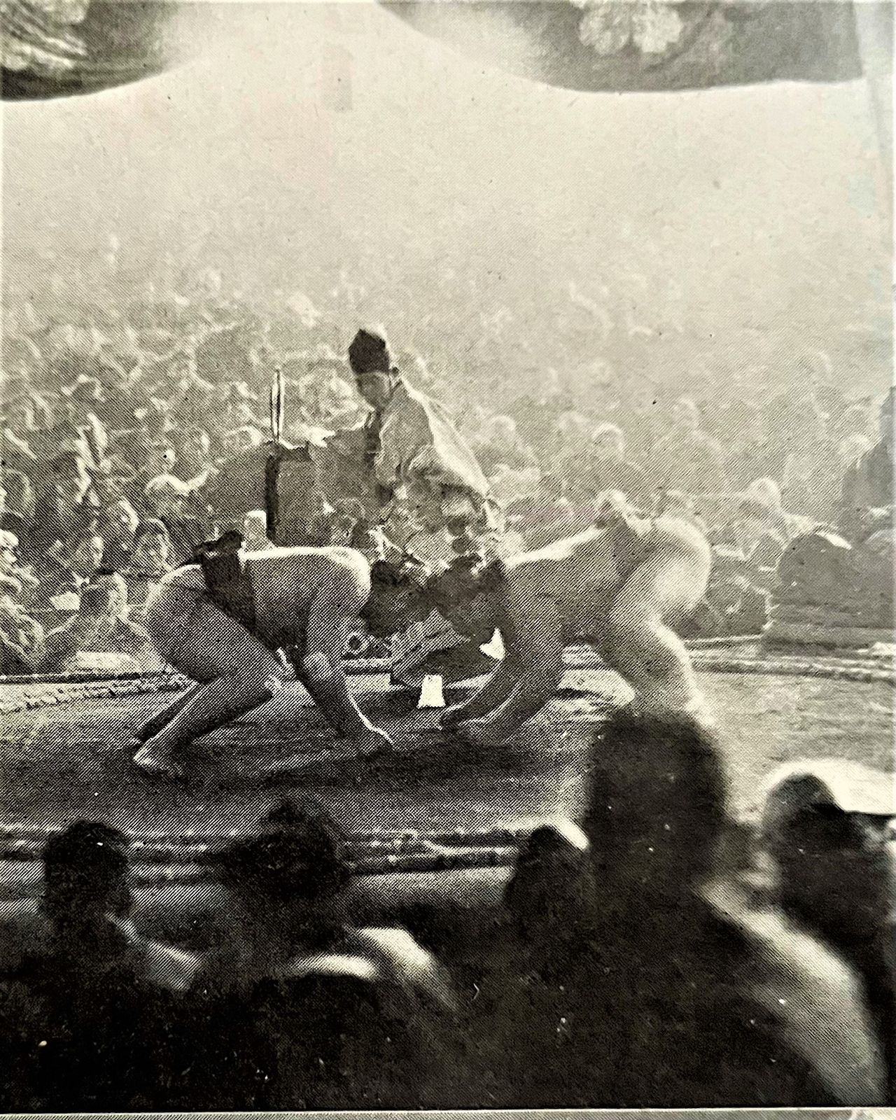 تلامس الجباه أثناء الاشتباك بين تامانيشيكي (على اليمين) وميسوغيئسو في إحدى بطولات السومو في يناير/ كانون الثاني 1926.