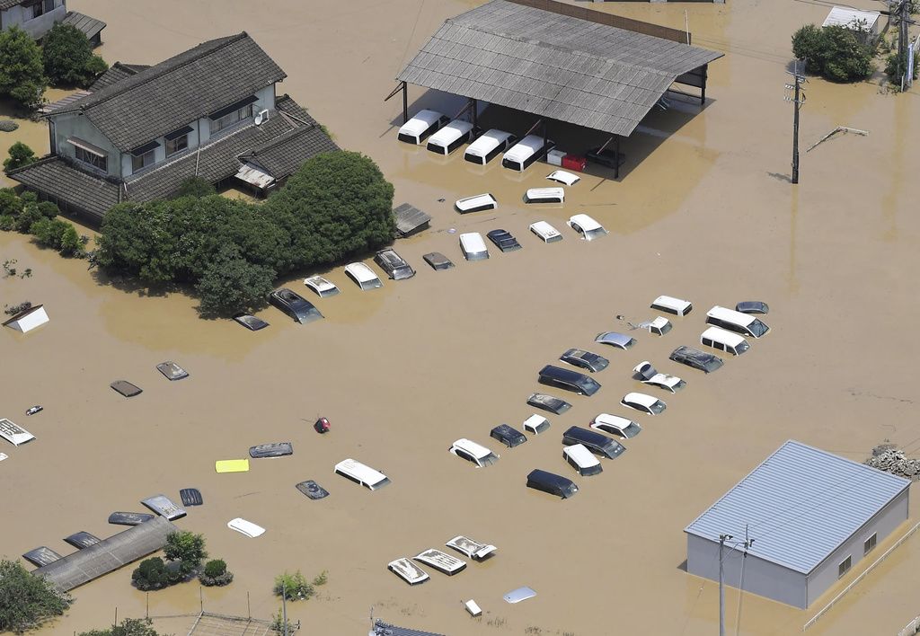 فيضانات في هيتويوشي بمحافظة كوماموتو بعد هطول أمطار غزير تسببت في إغراق ضفاف نهر كوما ووقوع دمار واسع النطاق. 4 يوليو/تموز، 2020، وكالة كيودو للأخبار.