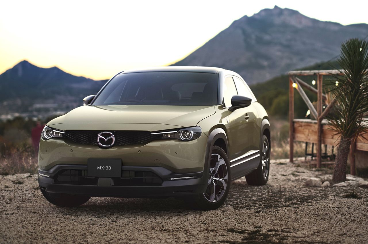 سيارة ”MX-30 e-SKYACTIV R-EV“ التي تم إصدارها في 16/11/2023. يتراوح سعرها بين 4,235,000 ين و4,917,000 ين. © مازدا.