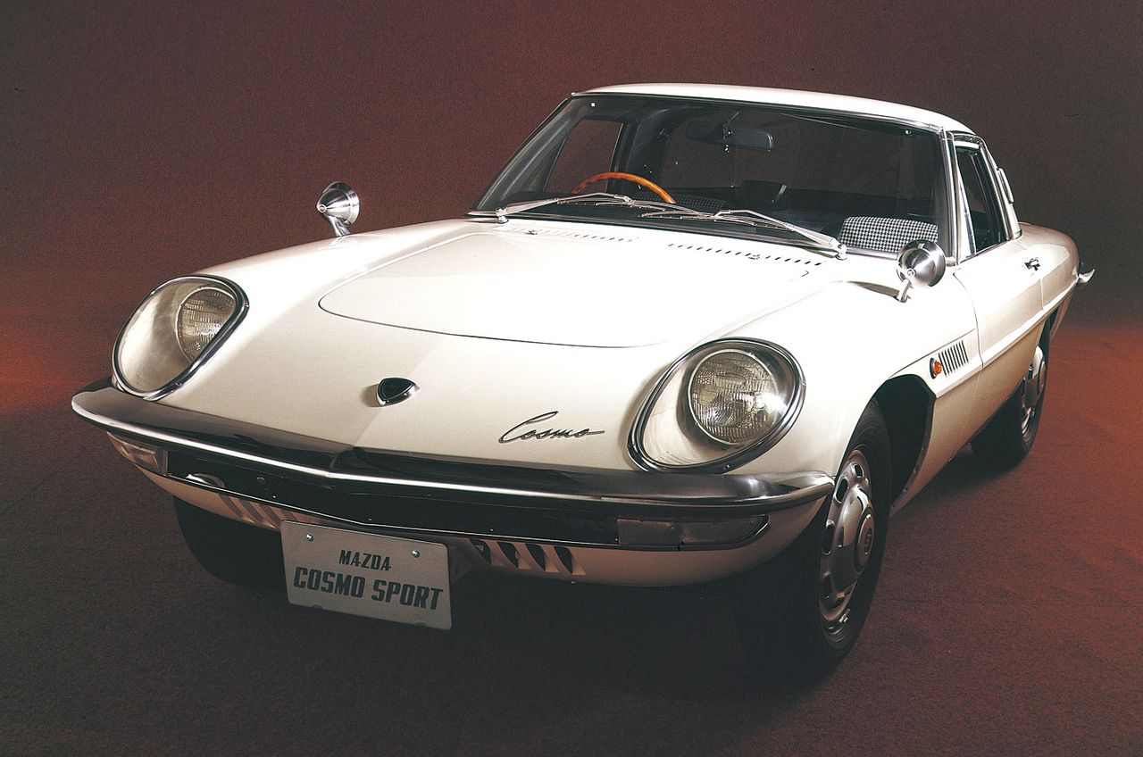 سيارة ”كوزمو سبورت“ التي صدرت في عام 1967. كان لها شكل مستقبلي في ذلك الوقت، وظهرت أيضًا في برنامج الخيال العلمي ”ألترامان العائد“. © مازدا.