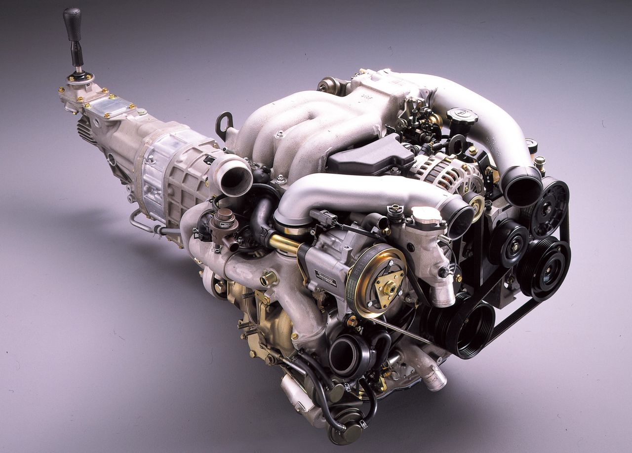 المحرك الدوار المستخدَم في الجيل الثالث لسيارة ”RX-7“ التي صدرت في عام 1991. كان يفخر بقوة محرك بلغت 255 حصانًا مع المحرك التوربيني المزدوج على الرغم من حجمه الصغير (في وقت الإصدار. كانت قوة الطرازات اللاحقة 280 حصانًا) © مازدا.
