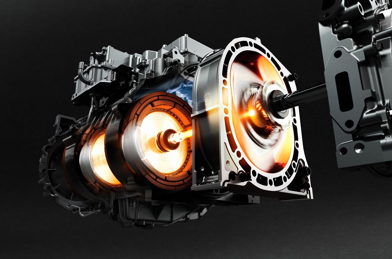 وحدة القيادة الكهربائية في سيارة ”MX-30 e-SKYACTIV R-EV“. يتم تثبيت المولد والمحرك على نفس محور المحرك الدوار المدمج صغير الحجم في الأساس، مما يؤدي إلى الحصول على وحدة موفرة للمساحة. © مازدا.