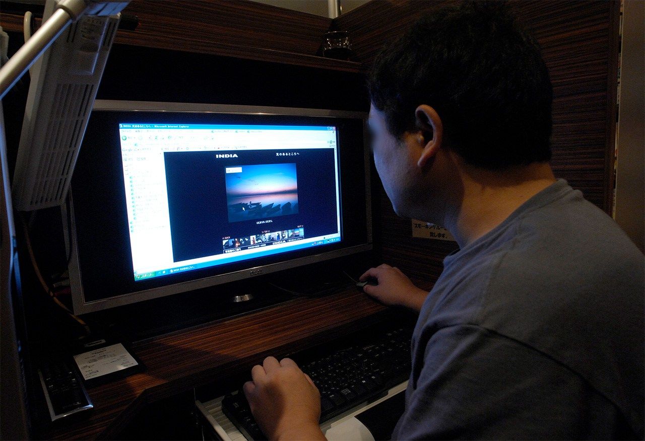 أحد الأشخاص يستخدم أحد أجهزة الكمبيوتر في أحد مقاهي الإنترنت. جيجي برس.