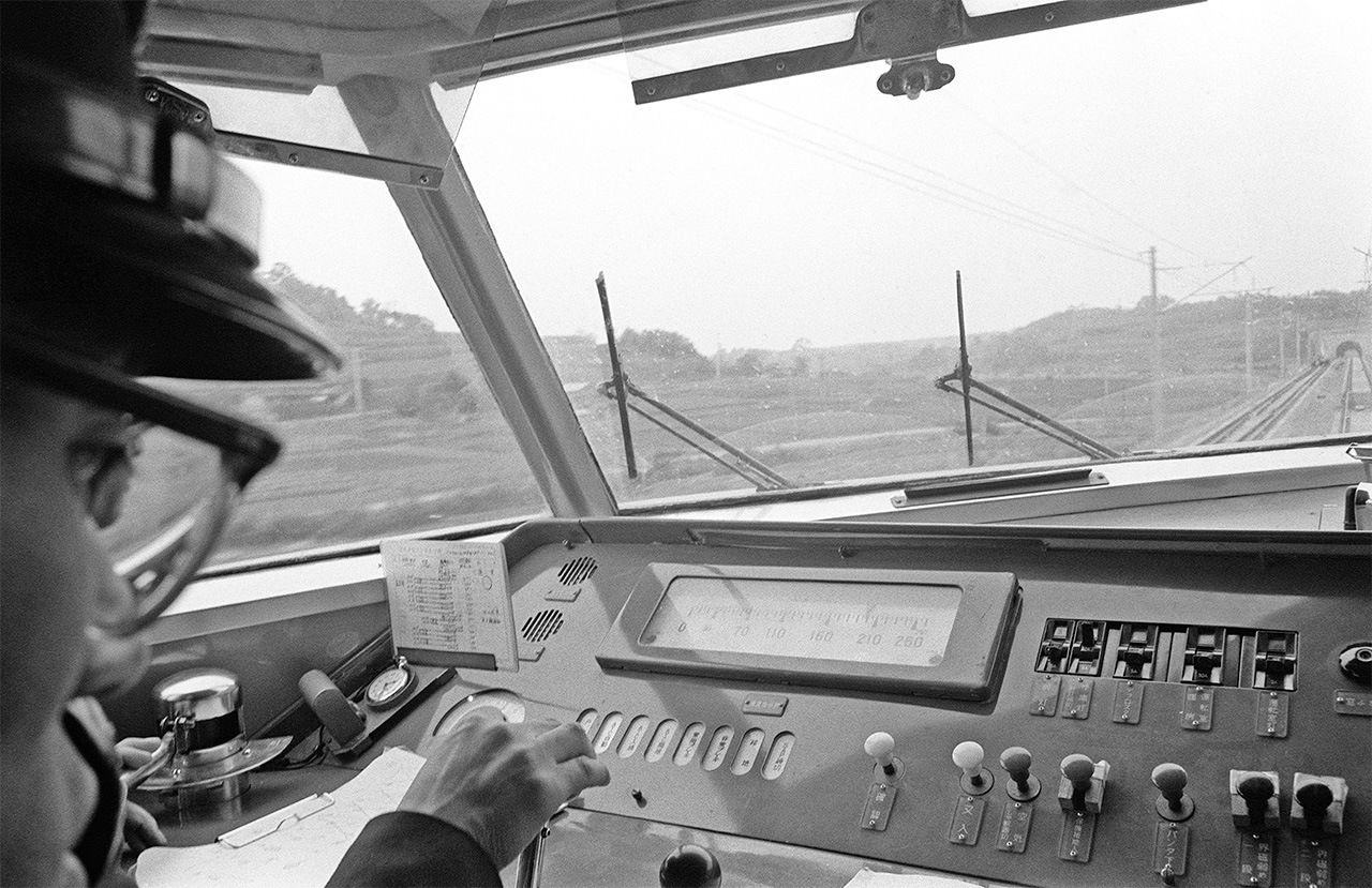 خضعت قطارات شينكانسن لاختبارات متكررة في محافظة كانازاوا في عام 1962، في طريقها إلى بدء التشغيل الطبيعي. (© جيجي برس)