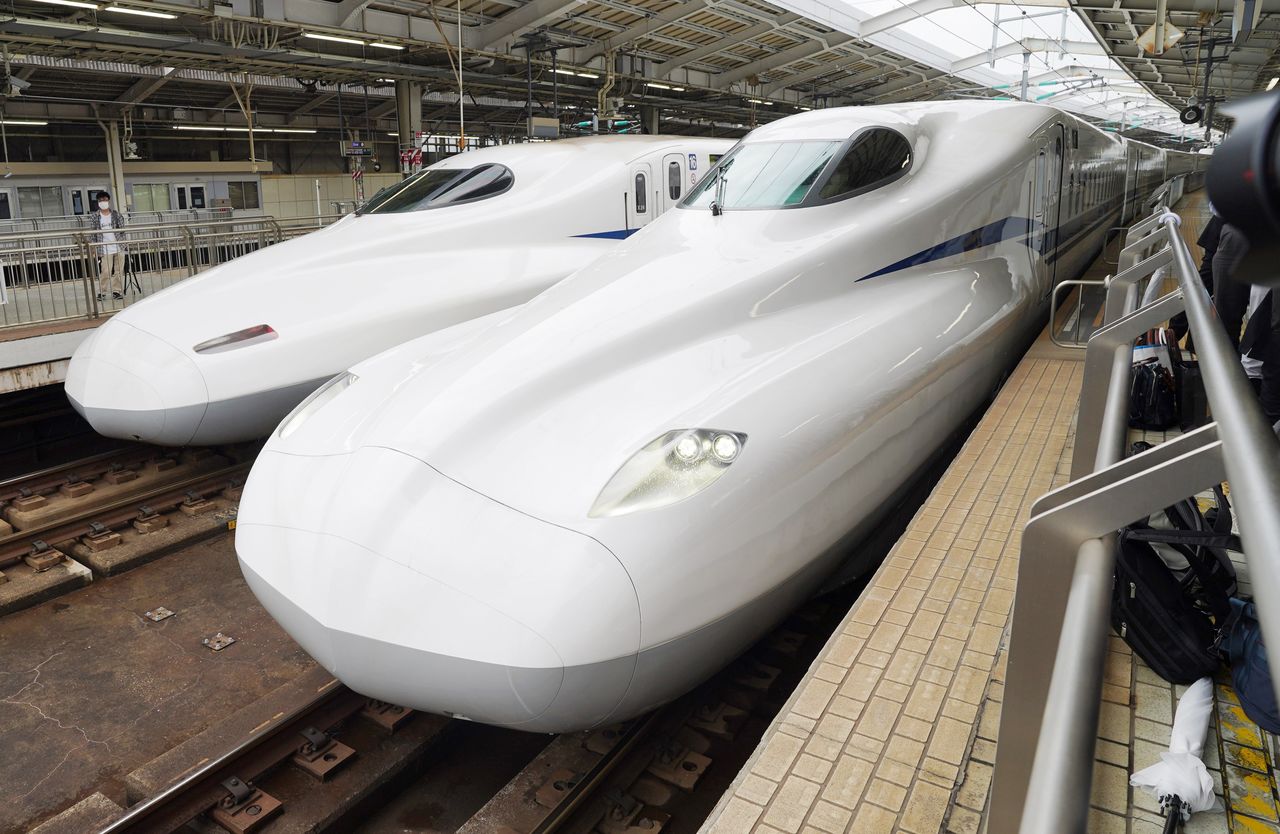 شينكانسن N700S متوقف بمحطة JR شين أوساكا، بالتوازي مع شينكانسن N700A في الخلفية. التقطت الصورة يوم 13يونيو/حزيران 2020. (© جيجي برس)