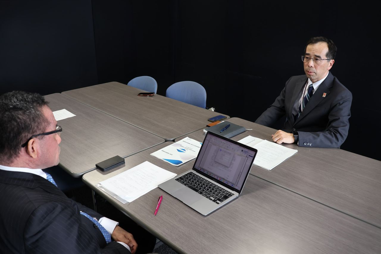 تاكيناكا هاروكاتا (إلى اليسار) ونيشيكاوا كازومي. (© nippon.com)