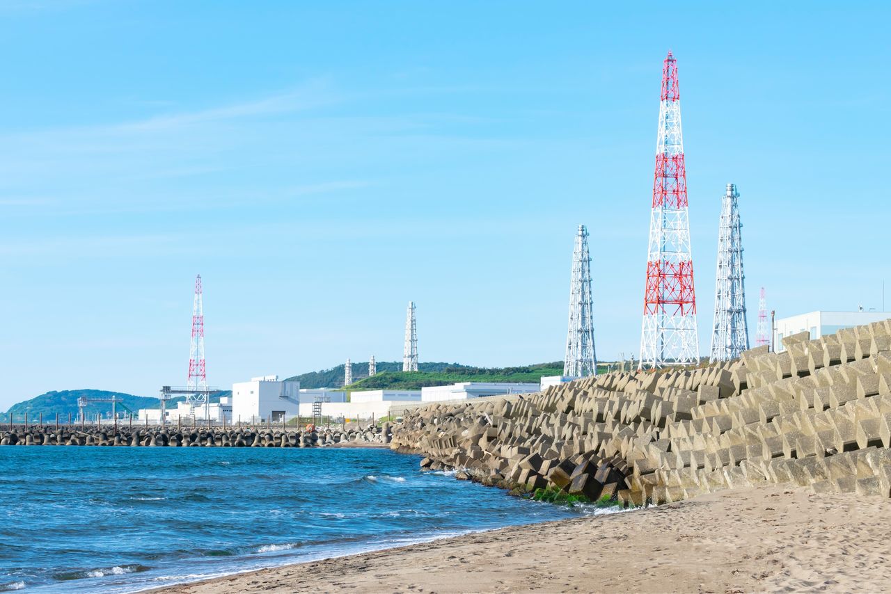 محطة كاشيوازاكي-كاريوا للطاقة النووية التابعة لشركة طوكيو للطاقة الكهربائية. من المقرر أن يستأنف المفاعل رقم 6 في المحطة التشغيل بعد موافقة هانازومي هيدييو محافظ نييغاتا على إعادة التشغيل في 21 نوفمبر/تشرين الثاني عام 2025 (© بيكستا).