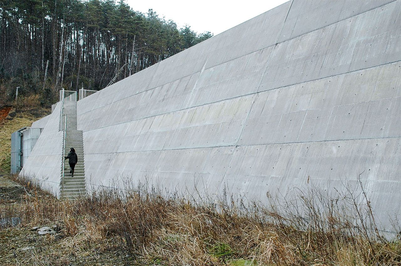 تم بناء الجدار البحري المجاور في ميناميسانريكو بتكلفة 450 مليون ين.