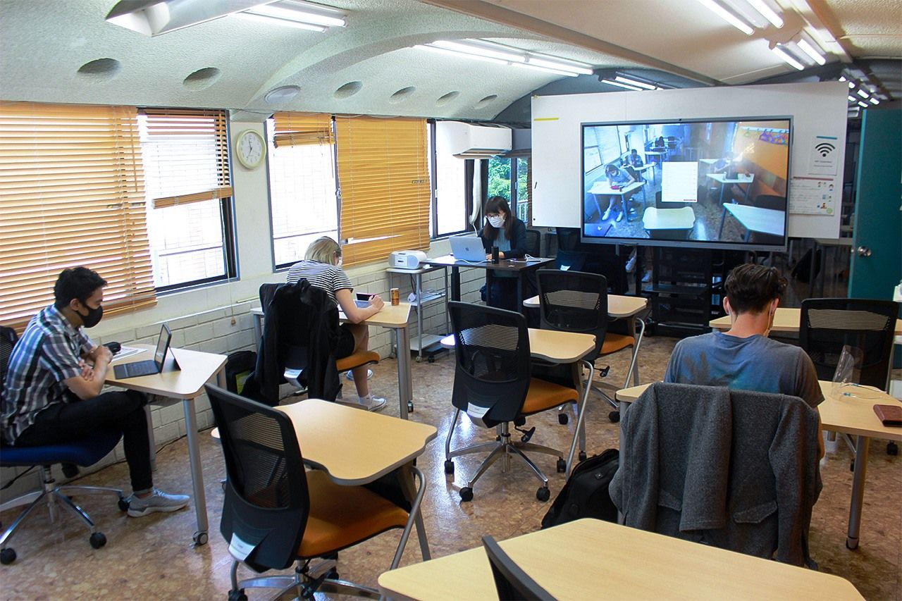 تقام الفصول الدراسية في مدرسة كاي للغة اليابانية، الواقعة بحي شينجوكو، طوكيو، عبر الإنترنت بشكل أساسي. وبلغ عدد الطلاب الحاضرين في الفصل يوم التصوير، 3 فقط من أصل 12 طالب. من تصوير المؤلف.