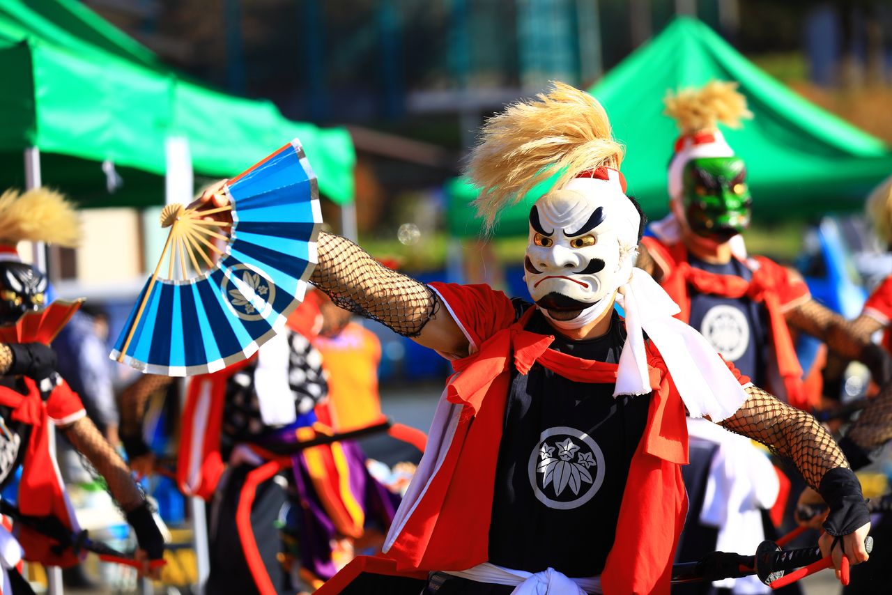 رقصة أوني كينباي من كيتاكامي بمحافظة إيواتي.