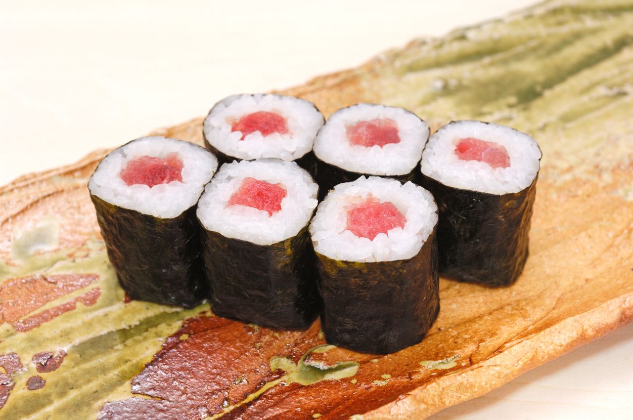 تيكّاماكي وهي لفائف سوشي محشوة بقطع من أسماك التونا.