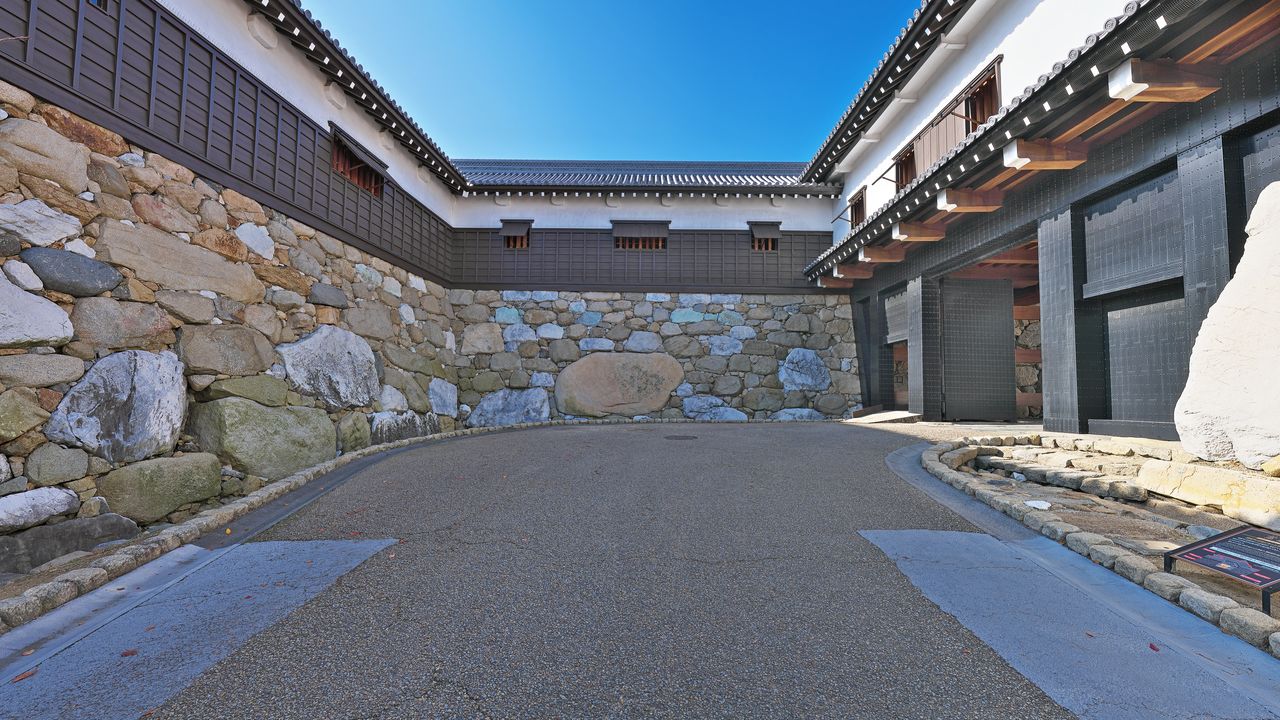 ماسوغاتا كوغوتشي في قلعة إيماباري في محافظة إيهيمي. استخدم هذا الهيكل المربع للإحاطة بالعدو (© بيكستا).