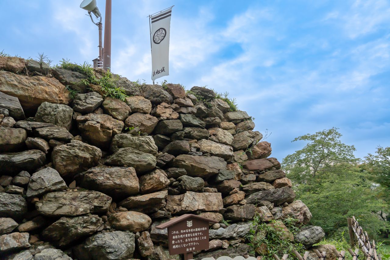 جدار حجري مشيد بطريقة نوزورازومي في قلعة هاماماتسو (© بيكستا).