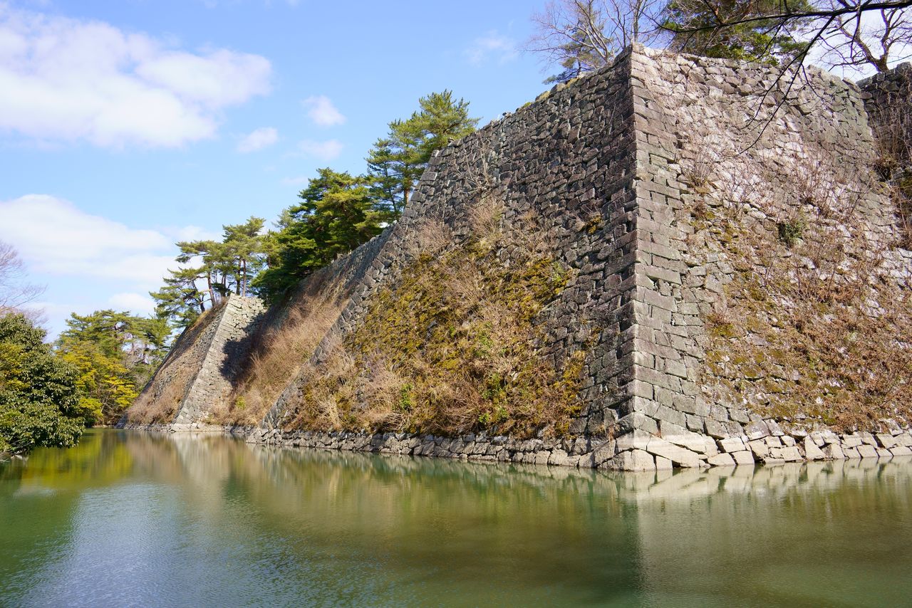 هذا الجدار الحجري الشاهق في قلعة إيغا أوينو هو تحفة فنية من جدران أوتشيكومي-هاغي (© بيكستا).