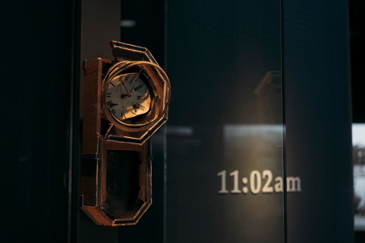 ساعة توقفت عند الساعة 11:02 صباحًا، لحظة انفجار القنبلة الذرية فوق المدينة، معروضة في متحف ناغازاكي للقنبلة الذرية. (© حكومة مدينة ناغاساكي)