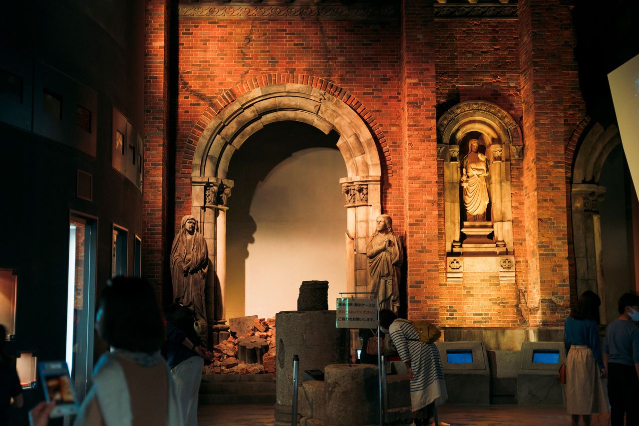 إعادة بناء جزء من جدار جانبي لكاتدرائية أوراكامي التي دمرت في الانفجار، في متحف ناغاساكي للقنبلة الذرية. (© حكومة مدينة ناغاساكي)