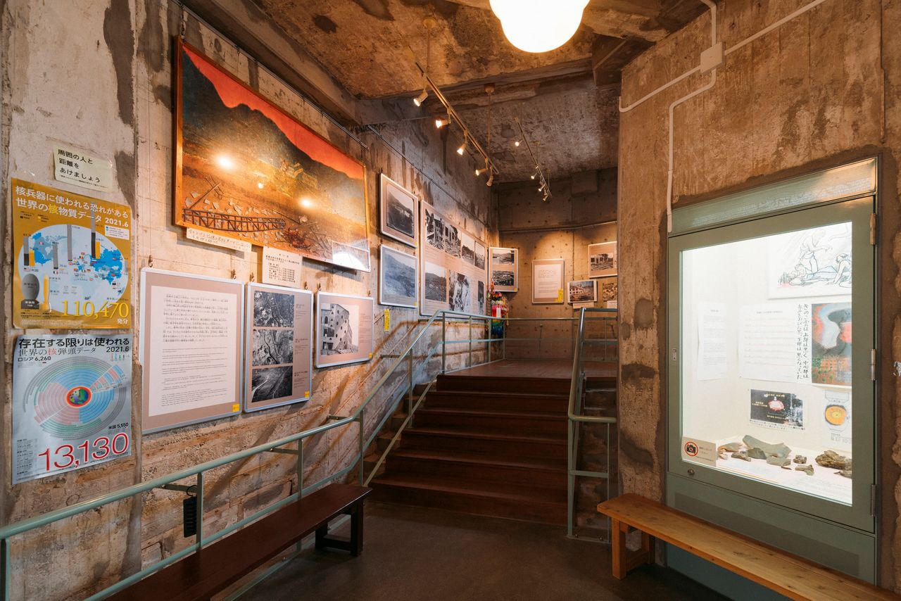 أنقاض ناغاساكي التاريخية للقنبلة الذرية. المبنى السابق لمدرسة شيروياما الوطنية، الواقع على تل على بعد 500 متر من نقطة الصفر، حيث لقي أكثر من 1400 طالب وموظف مصرعهم فورًا. تم الحفاظ على جزء من المبنى الرئيسي المتضرر من القصف، ومنذ عام 1999 يضم قاعة السلام التذكارية لمدرسة شيروياما الابتدائية، حيث تُعرض صور التقطت فور الانفجار ومقتنيات للجمهور. (© حكومة مدينة ناغاساكي)