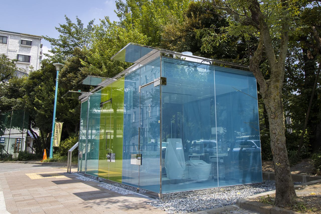 المرحاض الشفاف الذي كثر الحديث عنه في متنزه هارو نو أوغاوا في شيبويا، والذي صممه المهندس المعماري بان شيغيرو.