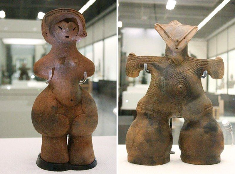 تماثيل (دوغو) من عصر جومون المعروفة باسم فينوس جومون (على اليسار) والإلهة المقنعة. تم التنقيب عن القطع الخزفية في محافظة ناغانو. (جيجي برس)