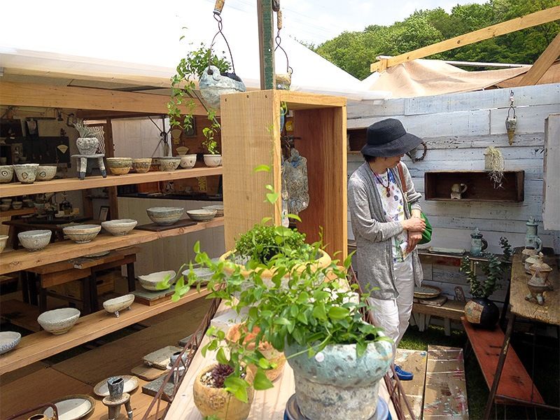 يقام معرض هيماتسوري للفخار في كاساما بمحافظة إيباراكي كل فصل ربيع وخريف. ويُقيم الخزافون أكشاكًا لبيع أوانيهم مباشرة للزبائن.