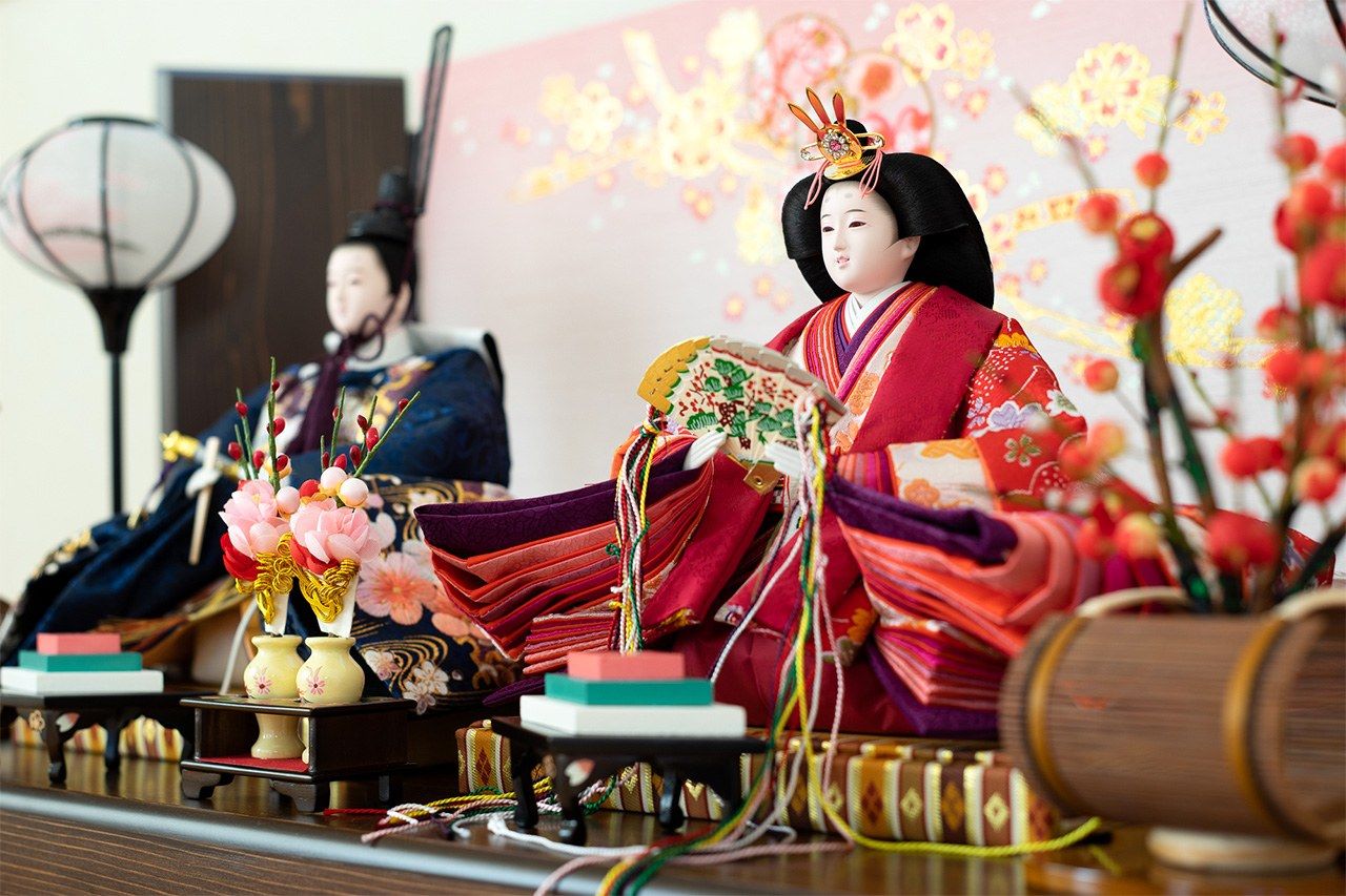  دميتان معروضتان بمناسبة مهرجان هيناماتسوري في 3 مارس/آذار.