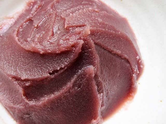 الضغط على معجون فول أزوكي الأحمر المحلى من خلال غربال دقيق ينتج كوشيئان ناعم.