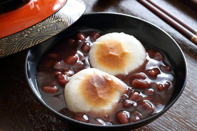  حلوى شيروكو، المصنوعة من عجين آن الخشن وكعك الأرز موتشي المشوية.
