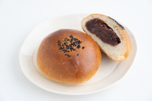  أنبان عبارة عن خبز محشو بمعجون فول أزوكي الأحمر المحلى.