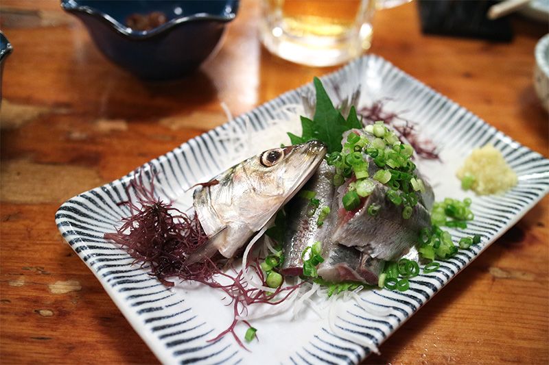 وجبة ساشيمي من أسماك السردين مع البصل الأخضر والزنجبيل وصلصة الصويا.