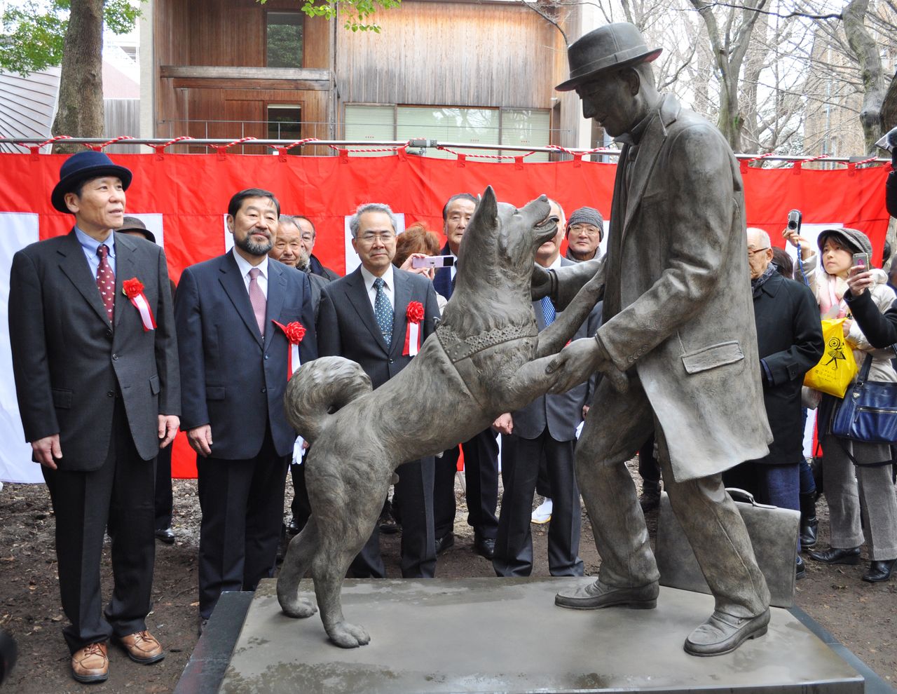 تمثال للكلب هاتشي والبروفيسور أوينو يصور لحظة لقائهما في محطة شيبويا، وهو موجود في كلية الزراعة بجامعة طوكيو في حي بونكيو بطوكيو (© جيجي برس).