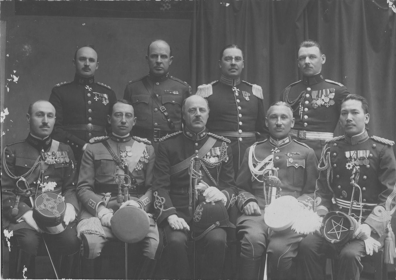 هيغوتشي كيتشيرو (الصف الأمامي، أقصى اليمين) خلال الفترة التي قضاها في وارسو، عندما طوّر الضباط العسكريون في اليابان وبولندا روابط قوية. (إهداء من هيغوتشي ريوئيتشي)