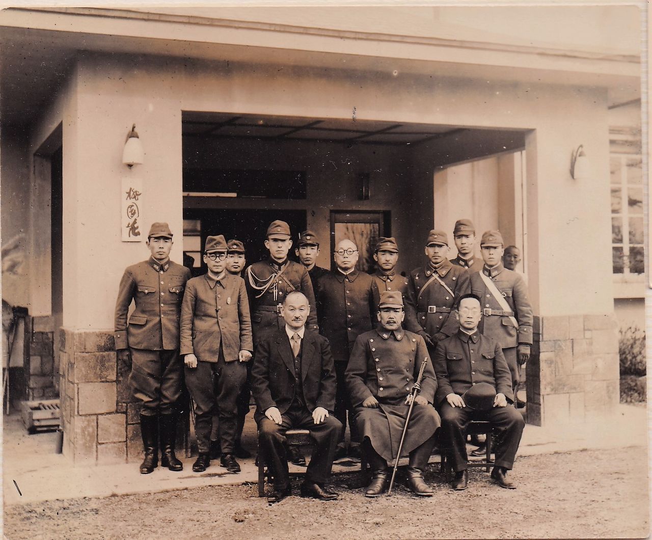 هيغوتشي كيتشيرو (الصف الأمامي، الوسط)، يزور فرقة كارافوتو في أكتوبر/ تشرين الأول 1944 بصفته ضابطًا آمرًا في جيش المنطقة الخامسة. (إهداء من هيغوتشي ريوئيتشي)