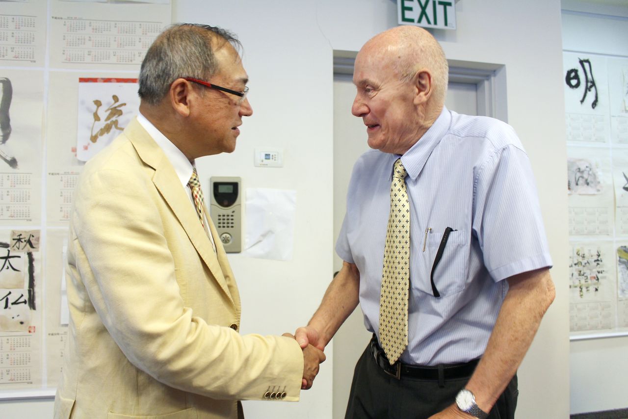 دانييل فريدمان (على اليمين)، ابن لاجئ يهودي هرب عبر “طريق هيغوتشي” يلتقي بهيغوتشي ريوئيتشي، الأستاذ الفخري في جامعة ميجي غاكوين وحفيد الراحل هيغوتشي كيتشيرو في تل أبيب، إسرائيل في 15 يونيو/ حزيران 2018 (جيجي برس).