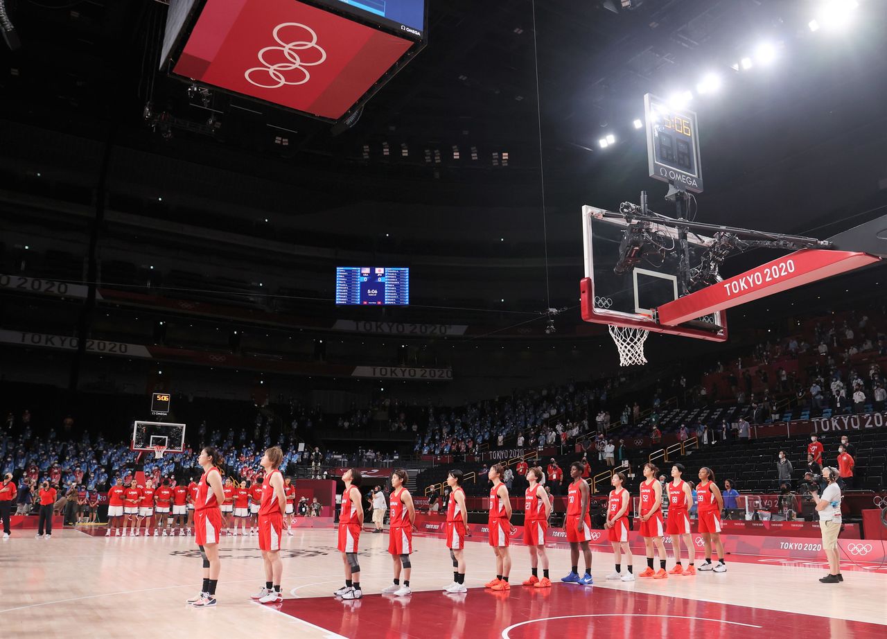 الفريق الياباني لكرة السلة للسيدات يقف في حالة تأهب خلال افتتاح المباراة النهائية أمام الولايات المتحدة في 8 أغسطس/ آب في سايتاما سوبر أرينا. جيجي برس.