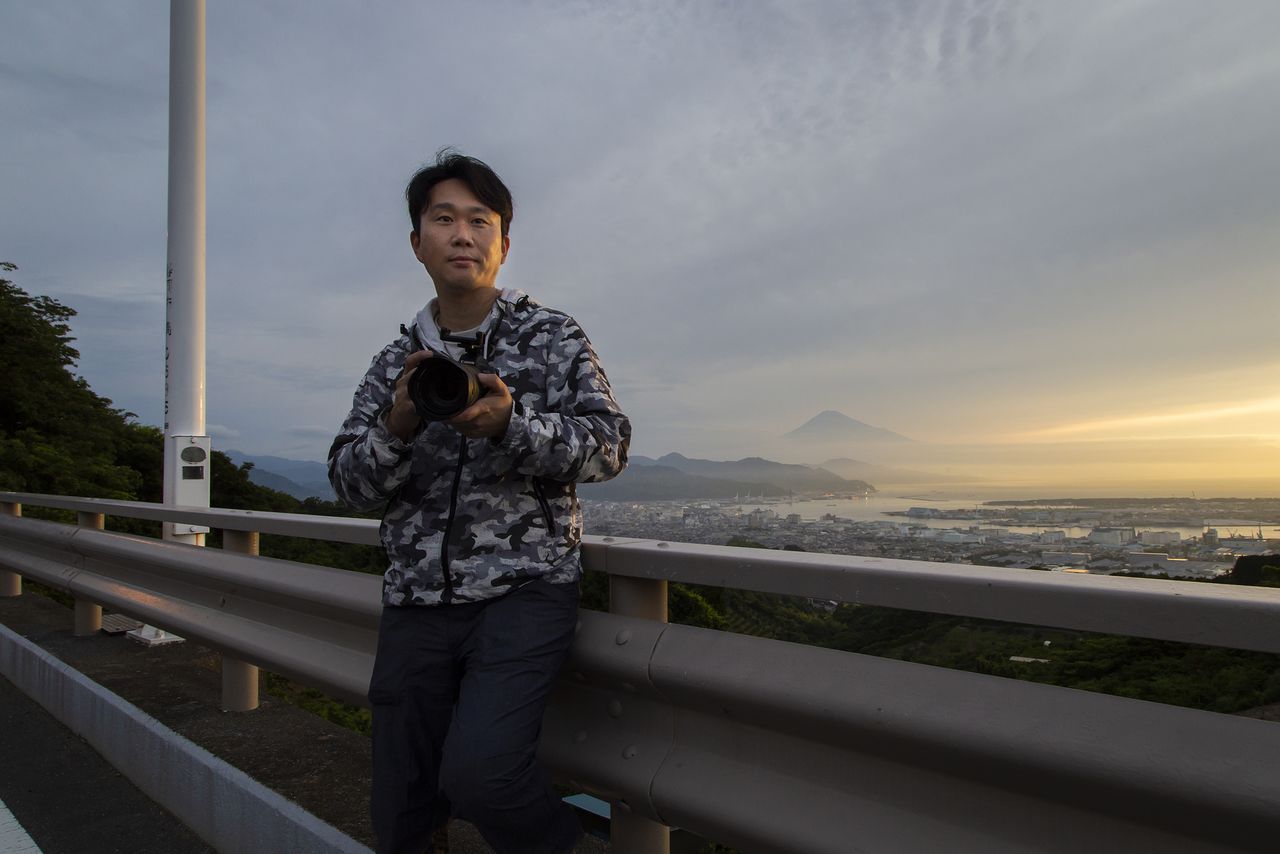  يعتقد هاشيموكي أنه بدون وسائل التواصل الاجتماعي، ربما لن يستمر في التقاط الصور. Nippon.com.