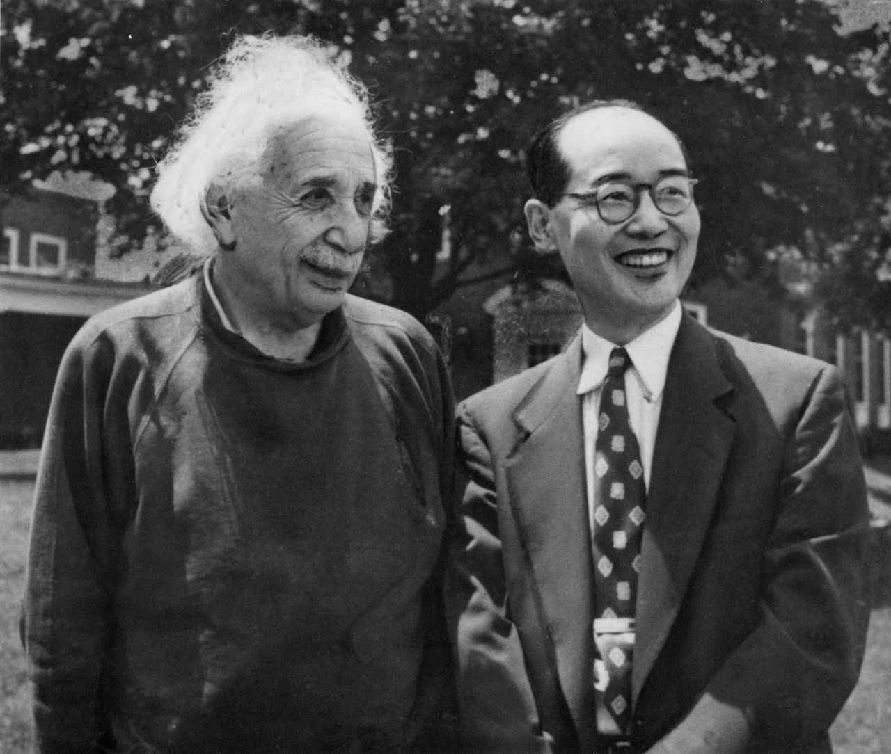 يوكاوا، إلى اليمين، خلال زيارته ألبرت أينشتاين في معهد الدراسات المتقدمة، برينستون، نيو جيرسي، في يونيو/ حزيران 1953 (جريدة ماينيتشي/ أفلو)