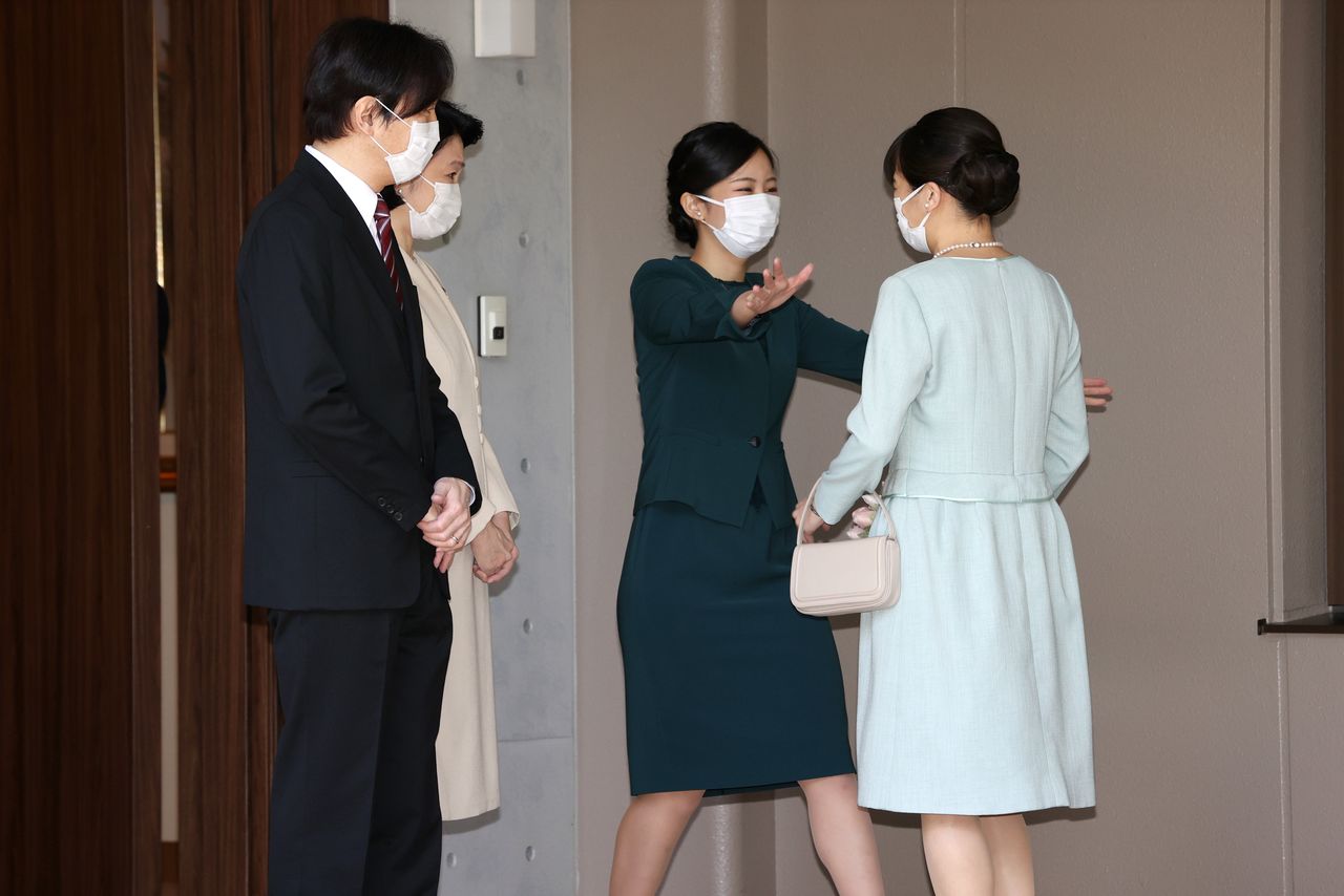في صباح يوم 26 أكتوبر/ تشرين الأول، الأميرة ماكو (إلى اليمين) تلتقي مع ولي العهد الأمير أكيشينو وزوجته والأميرة كاكو أختها الصغرى، التي تمد يدها لاحتضانها. جيجي برس.
