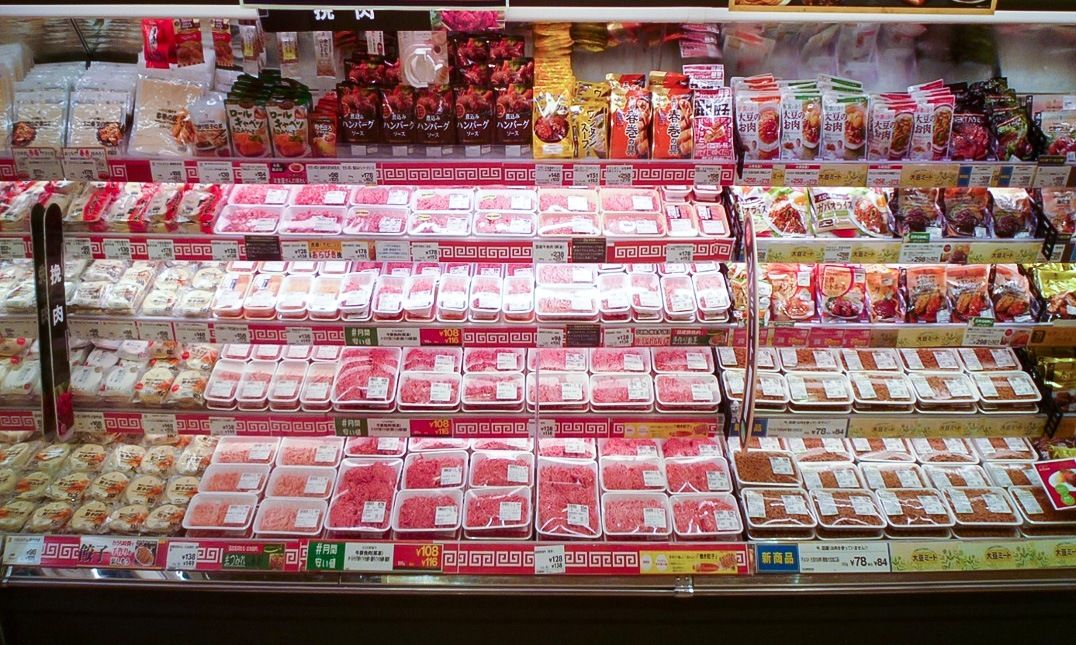 قسم منتجات اللحوم المُعدّة من الصويا (على اليمين) بجوار منتجات اللحوم الحيوانية المصدر (في المنتصف) في أسواق إيتو-يوكادو المركزية. (إيتو يوكادو)
