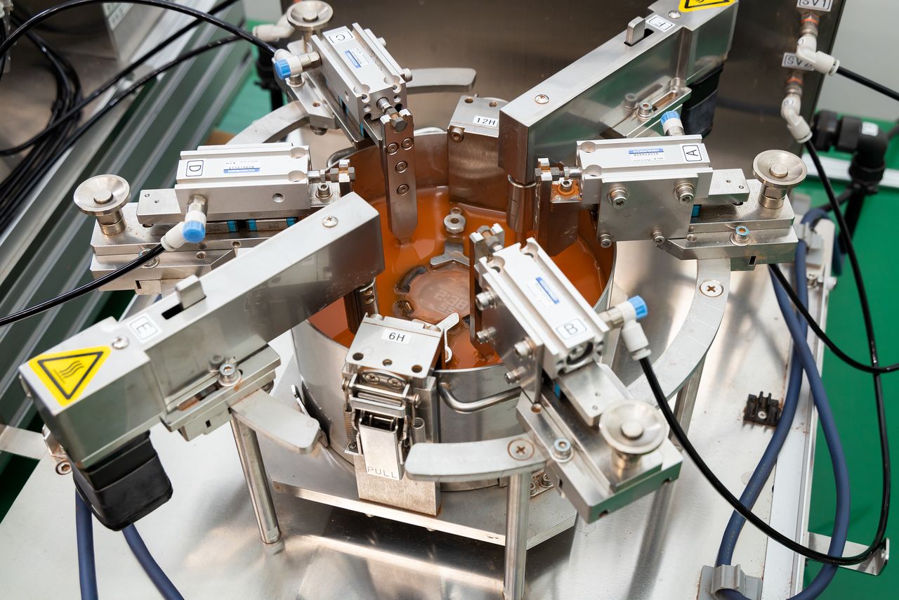 يحتوي مختبر جي شوك على أكثر من 200 آلة اختبار متخصصة، بما في ذلك هذه الآلة المليئة بالمياه العكرة التي تُستخدم لاختبار متانة أزرار الموديلات المقاومة للطين. يجب على كل موديل جي شوك اجتياز أكثر من 100 تجربة بنجاح قبل أن يتم التصريح بشحنه.