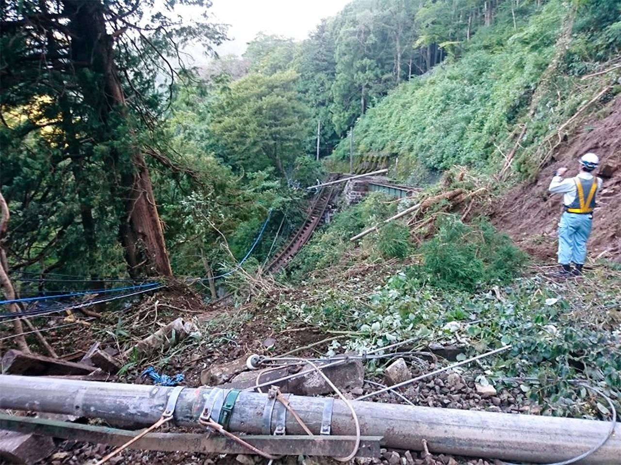 حطام متناثر على امتداد مسار سكة حديد هاكوني توزان التي دمرها انهيار أرضي في أكتوبر/ تشرين الأول 2019 الصورة بإذن من سكة حديد هاكوني توزان، جيجي برس.