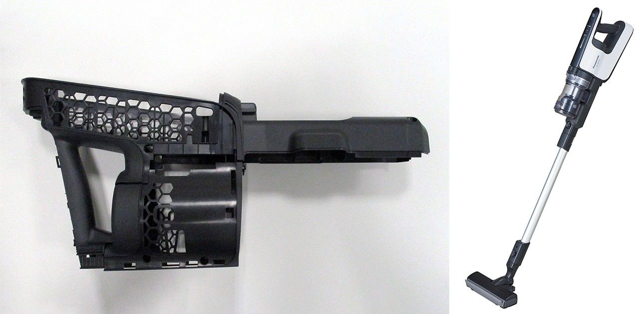 جزء من مكنسة كهربائية مصنوع من ألياف السليلوز (على اليسار) والمكنسة الكهربائية المجمعة. (الصورة بإذن من باناسونيك)