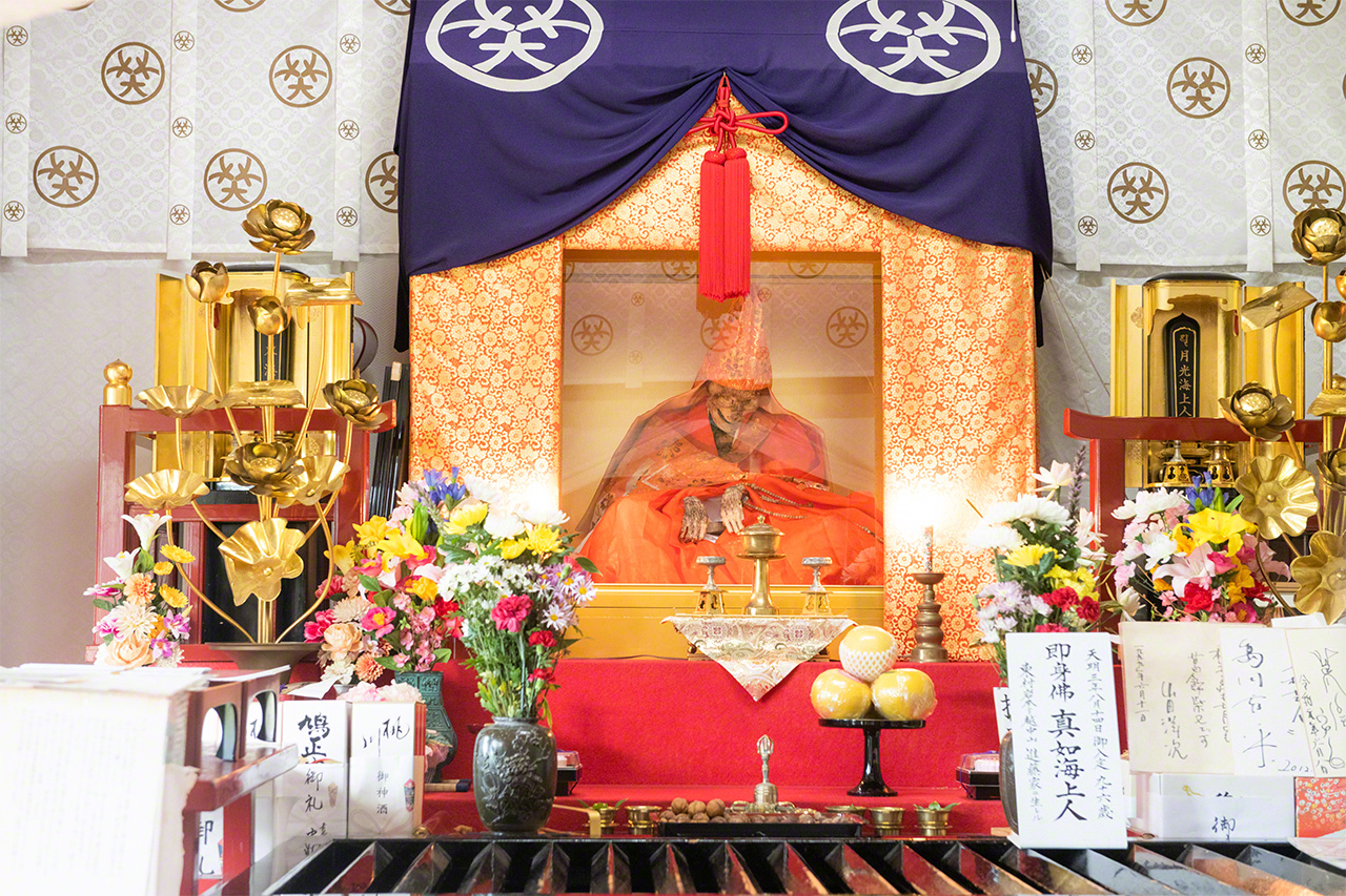 شينيوكاي شونين في معبد داينيتشيبو (تصوير: المؤسسة العامة الاجتماعية مكتب السياحة في تسوروكا DEGAM)