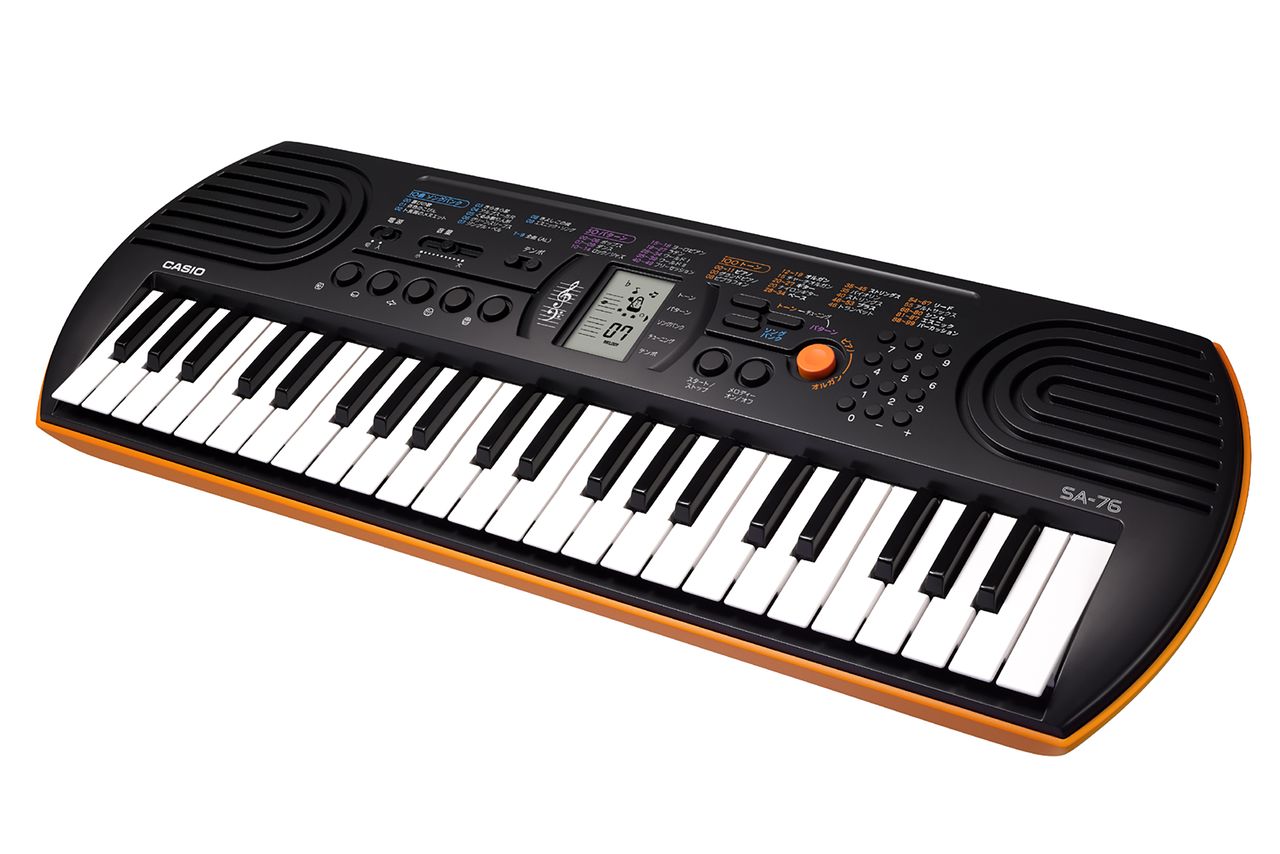إيقاعات ريديم الأصلية الخاصة بأورغ MT-40 مبرمجة في النموذج الحالي لأورغ Casiotone Mini-Keyboard SA-76، ما يسمح للمستخدمين بالاستماع إلى نمط موسيقى ’’الروك‘‘ الجاهز واستعماله (الصورة بإذن من كاسيو).