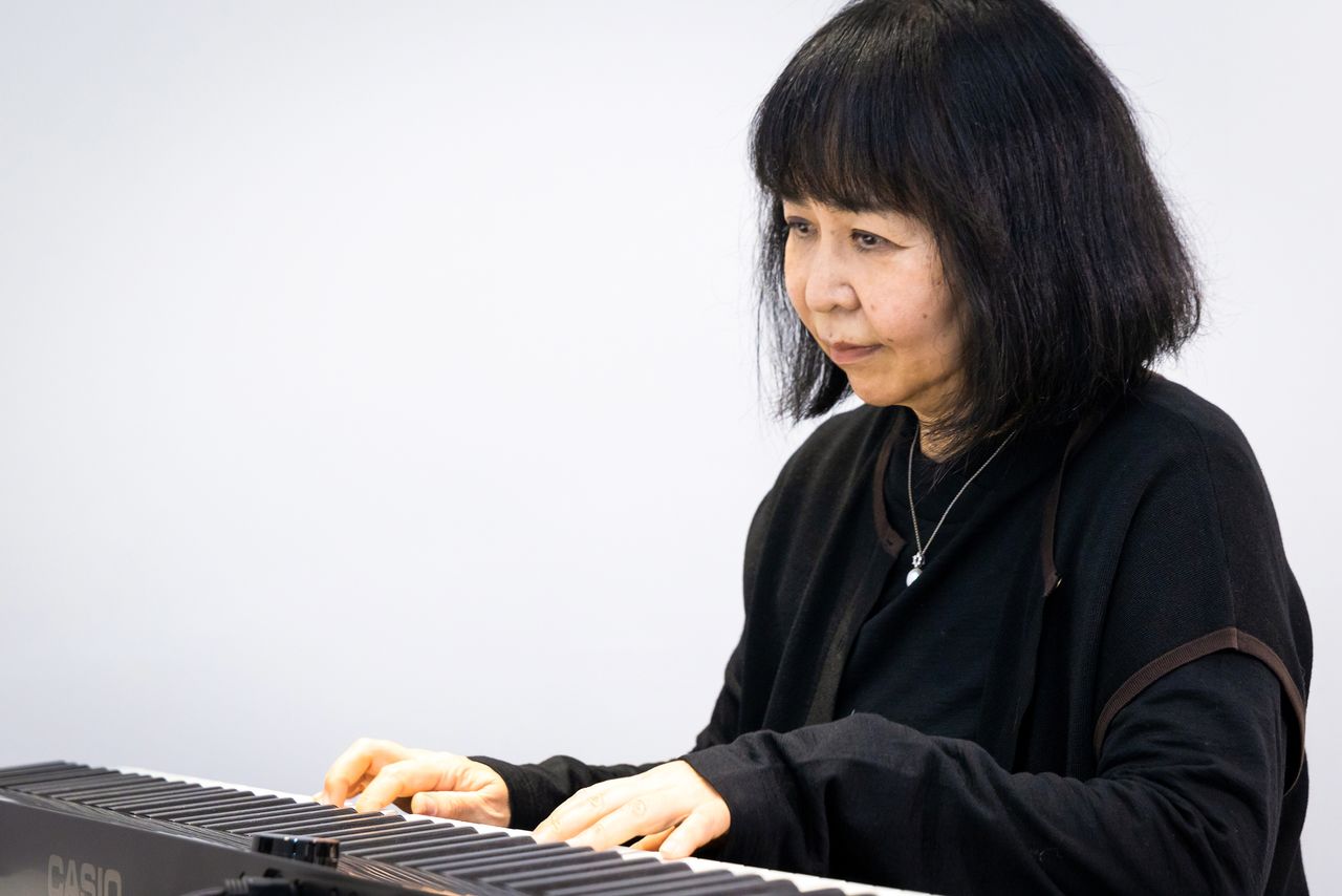 أوكودا هيروكو تعزف على أورغ إلكتروني من كاسيو.