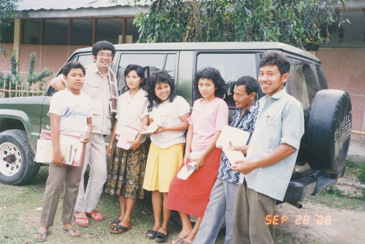  ناكامورا (الثاني من اليسار) مع متطوعين صحيين في شمال سومطرة بإندونيسيا.