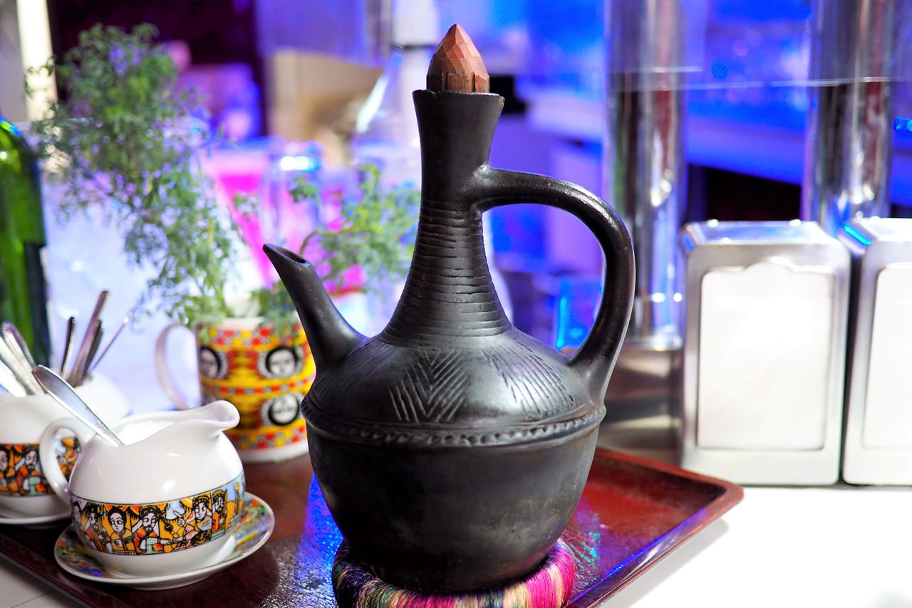 الجَبنة جزء أساسي من حفل القهوة في إثيوبيا. يتم استخدامه لتخمير وتقديم حبوب البن المطحونة جيدًا والمحمصة عمومًا.