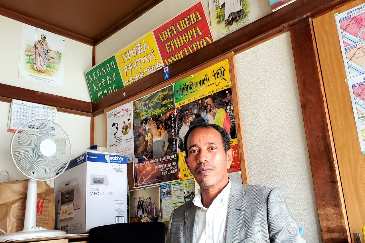 يعيش أبيبي في اليابان منذ 25 عامًا. يأتي اسم منظمته غير الربحية، أدييابابا، من زهرة تُمنح تقليديًا للأحباء في إثيوبيا. (تصوير كومازاكي تاكاشي)